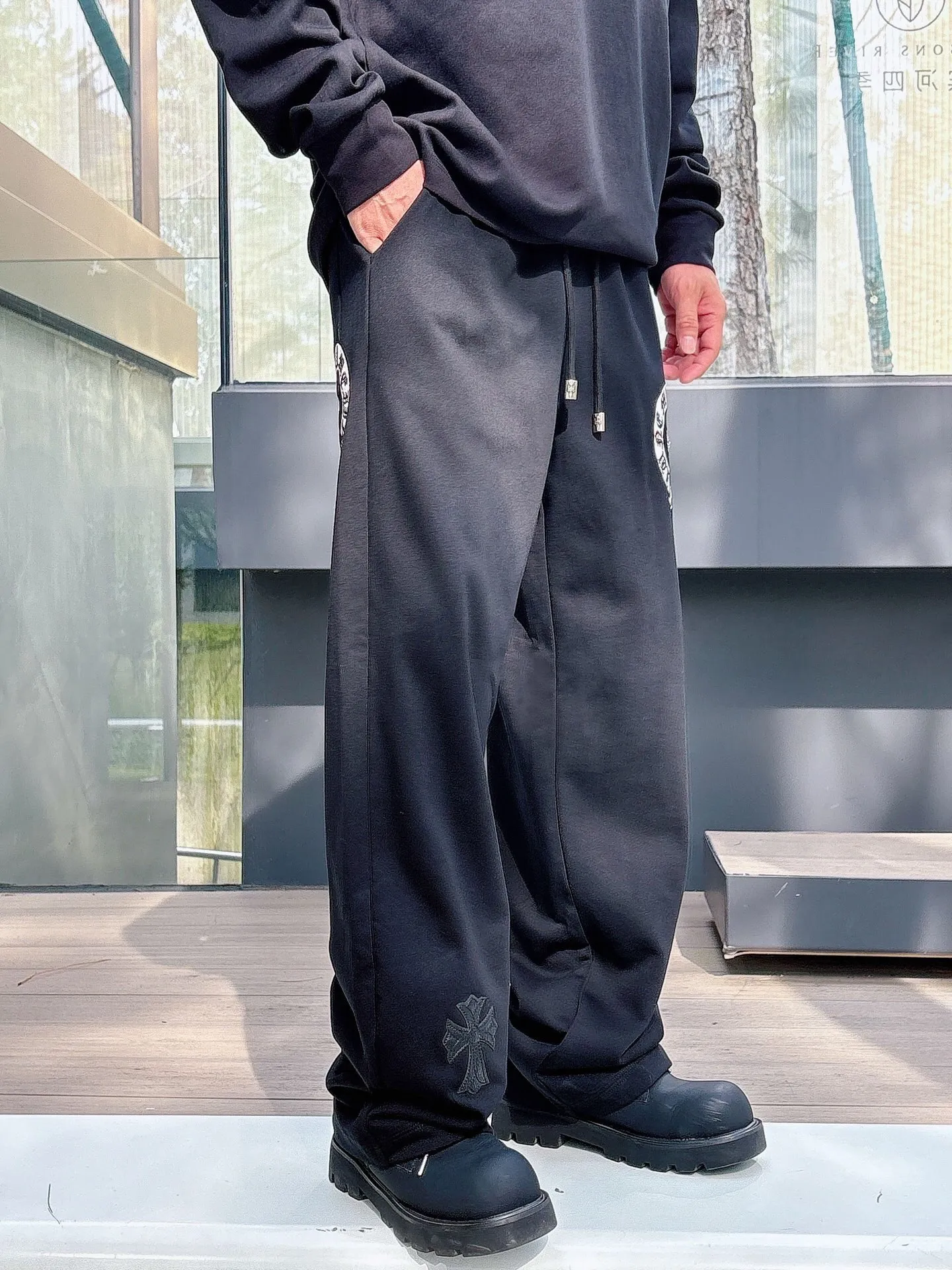 P486 ChromeHearts ChromeHearts terry pants. The pursuit of quality absolutely guarantees quality! The texture is clearly visible, the texture is soft, delicate and smooth, and the customized three-dimensional embroidery and leather craftsmanship are full of drape! The workmanship is fine and the shoulder lines are smooth. All imported chain machines are used to make the shoulder rolling strips. It has a certain thickness and is not made of cheap material but has a shiny feel that is comfortable and not tight on the upper body. It is the most avant-garde street item that can be easily matched by both men and women!  Color: black white Size: m-3xl Style number: 3750